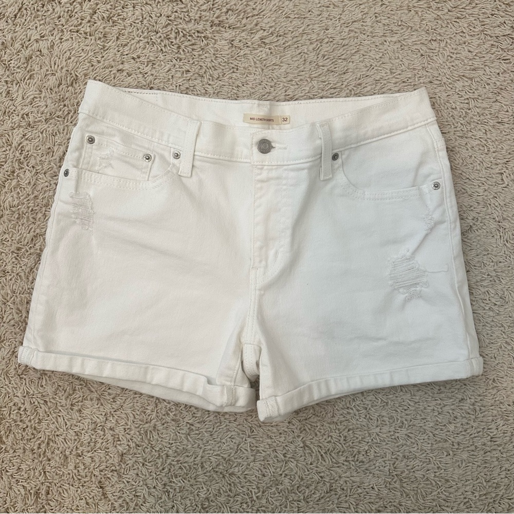 Levi’s White Cuffed Shorts size 32